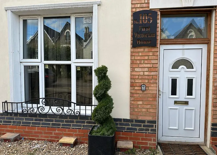 North London Spacious: 7-Bedroom Group Retreat with Gym